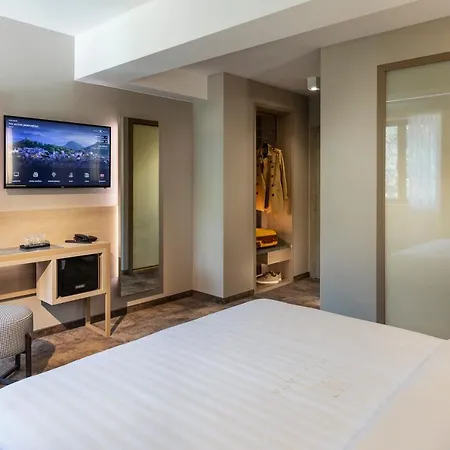 -- Park -- Part Of Urban Chic Luxury Design - Parking & Compliments - Next To Shopping & Dining Mall Hotel Plowdiw