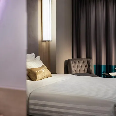 Hotel -- Park -- Part Of Urban Chic Luxury Design - Parking & Compliments - Next To Shopping & Dining Mall 4*