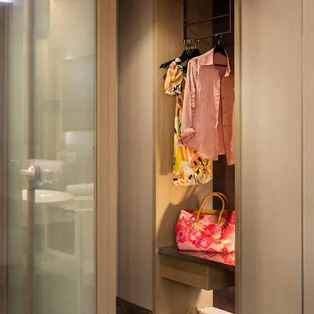 Hotel -- Park -- Part Of Urban Chic Luxury Design - Parking & Compliments - Next To Shopping & Dining Mall 4*