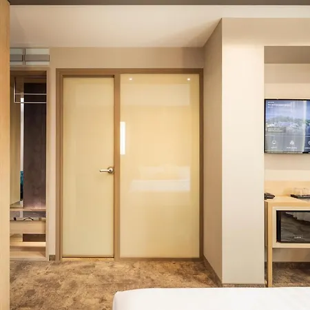 Hotel -- Park -- Part Of Urban Chic Luxury Design - Parking & Compliments - Next To Shopping & Dining Mall 4*