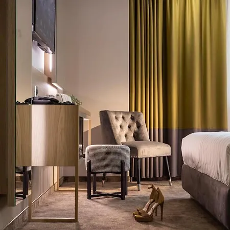 Hotel -- Park -- Part Of Urban Chic Luxury Design - Parking & Compliments - Next To Shopping & Dining Mall