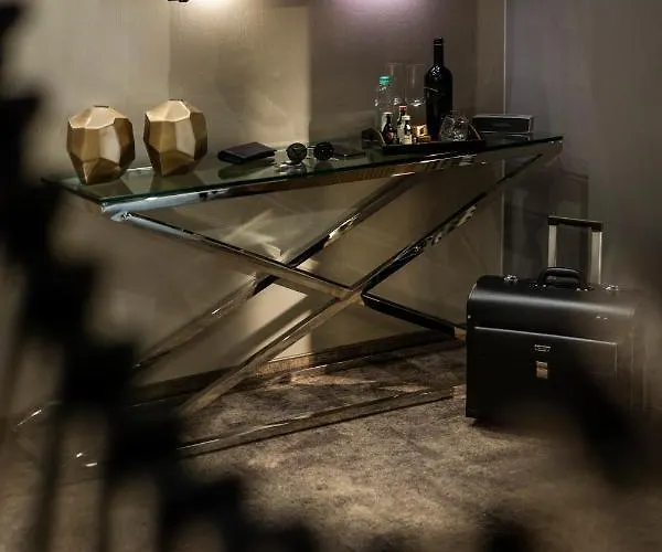 Hotel -- Park -- Part Of Urban Chic Luxury Design - Parking & Compliments - Next To Shopping & Dining Mall 4*