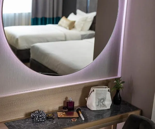 Hotel -- Park -- Part Of Urban Chic Luxury Design - Parking & Compliments - Next To Shopping & Dining Mall 4*