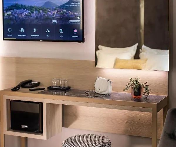 Hotel -- Park -- Part Of Urban Chic Luxury Design - Parking & Compliments - Next To Shopping & Dining Mall