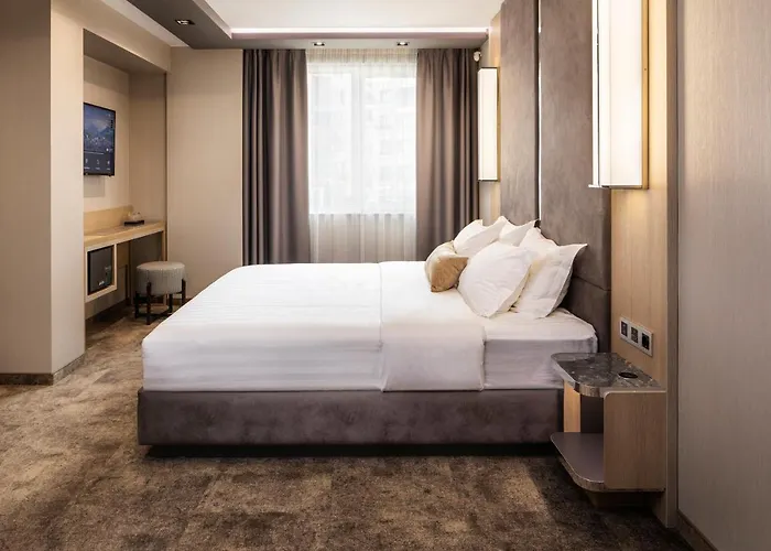 Hotel -- Park -- Part Of Urban Chic Luxury Design - Parking & Compliments - Next To Shopping & Dining Mall