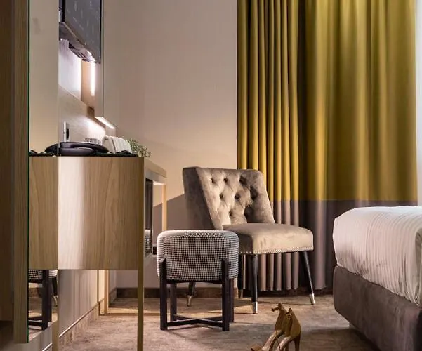 Hotel -- Park -- Part Of Urban Chic Luxury Design - Parking & Compliments - Next To Shopping & Dining Mall