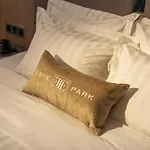 -- Park -- Part Of Urban Chic Luxury Design - Parking & Compliments - Next To Shopping & Dining Mall