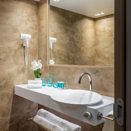 Park Hotel: Urban Chic Luxury With Parking Near Shopping Mall Hotel 4*