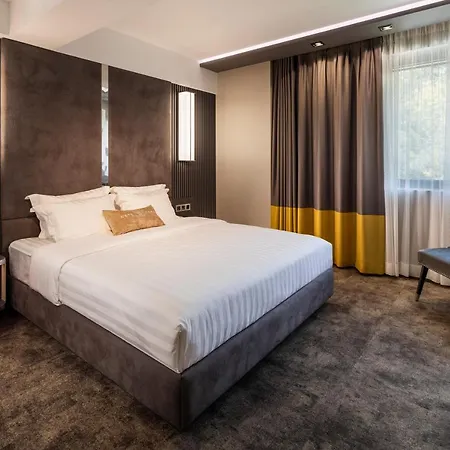 Hotel -- Park -- Part Of Urban Chic Luxury Design - Parking & Compliments - Next To Shopping & Dining Mall 4*