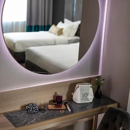 Hotel -- Park -- Part Of Urban Chic Luxury Design - Parking & Compliments - Next To Shopping & Dining Mall 4*