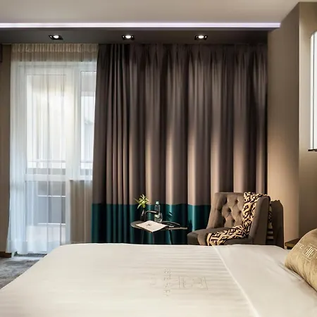 Park Hotel: Urban Chic Luxury With Parking Near Shopping Mall 4*