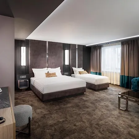 Park Hotel: Urban Chic Luxury With Parking Near Shopping Mall 4*