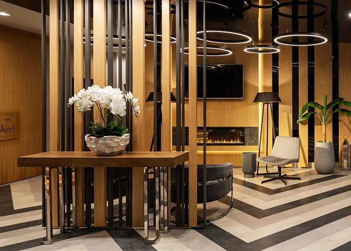 -- Park -- Part Of Urban Chic Luxury Design - Parking & Compliments - Next To Shopping & Dining Mall Хотел Пловдив