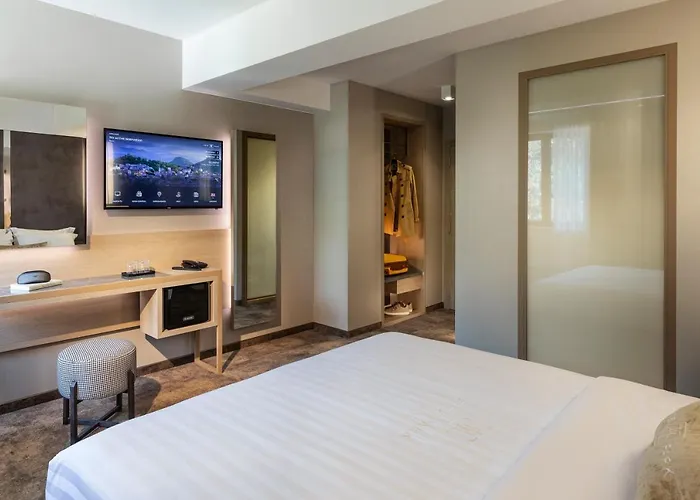 -- Park -- Part Of Urban Chic Luxury Design - Parking & Compliments - Next To Shopping & Dining Mall Хотел Пловдив