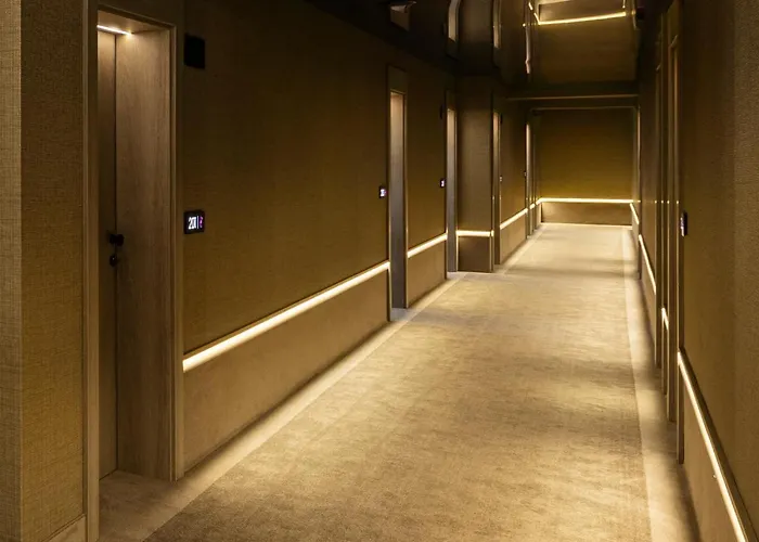 -- Park -- Part Of Urban Chic Luxury Design - Parking & Compliments - Next To Shopping & Dining Mall Хотел Пловдив