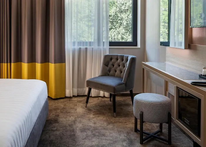 Hotell -- Park -- Part Of Urban Chic Luxury Design - Parking & Compliments - Next To Shopping & Dining Mall