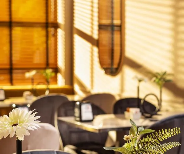 Хотел -- Park -- Part Of Urban Chic Luxury Design - Parking & Compliments - Next To Shopping & Dining Mall